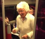 show Mamie met l'ambiance dans un TGV