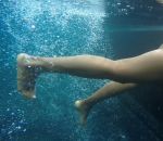 sous eau Une femme pète sous l'eau à 120 fps