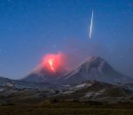 eruption Un météore chute à côté d'un volcan en éruption