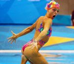 femme danseuse Une nageuse synchronisée prend son pied