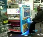 vendeur magasin Des employés d'un Best Buy achètent une Wii U à un enfant