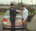 automobiliste Un policier fait un noeud de cravate à un automobiliste en excès de vitesse