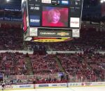 ecran Un enfant acclamé pendant un match de hockey