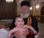 tete eau Le baptême d'un nouveau-né en Géorgie