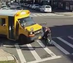 retroviseur Un bus scolaire renverse une femme