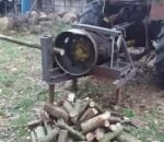 machine couper scie Couper du bois à l'aide d'un tracteur