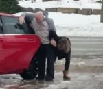glace voiture pere Monter dans sa voiture quand le sol est verglacé