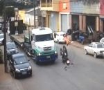 moto collision camion Motard vs Pick-up & Camion