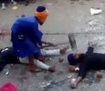 marteau coup Un Sikh se prend un coup de masse sur la tête