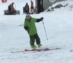 chausser Un skieur ivre n'arrive pas à chausser ses skis