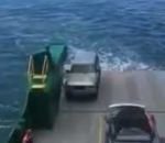 bateau pont Une voiture tombe d'un ferry