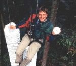 bill Bill Gates illustrant la capacité de stockage d'un CD (1994)