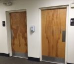 motif Le bois de la porte indique les toilettes des hommes et des femmes