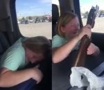 fille pleurs cadeau La joie d'une enfant qui reçoit son premier fusil
