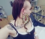 python Elle se coince un serpent dans le lobe de l'oreille