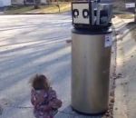 enfant fille Une petite fille rencontre un « robot »