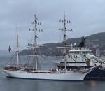 voilier Les marins du voilier Statsraad Lehmkuhl chantent en rentrant au port