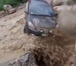 pare-brise voiture inondation Régis traverse en voiture une rivière en crue