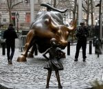 street fille La statue d’une jeune fille défie le taureau de Wall Street