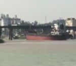 navire Régis passe sous un pont avec son bateau cargo