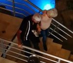 escalier voiture Ivre, un couple de retraités descend des marches (Turquie)