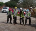 balais blague Des ouvriers font une course hippique sur un chantier