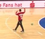 gardien Un gardien de handball se prend un but en célébrant un arrêt