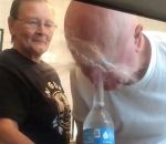 mari tour Une mamie piège son mari avec une bouteille d'eau