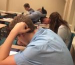 eleve dormir Entraide pendant un examen