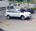 station-service essence Une femme empêche le vol de sa voiture en sautant sur son capot (Wisconsin)