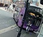 bus pub Un homme va au pub après avoir été percuté par un bus à étage