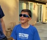 reaction joie Un enfant daltonien teste des lunettes EnChroma