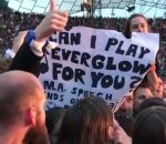 chris Un fan de Coldplay accompagne Chris Martin au piano devant 70 000 personnes (Berlin)