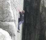 fake Un grimpeur lâche prise en escalade libre