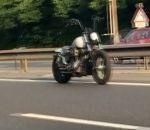 surrealiste Une moto roule toute seule sur l'A4