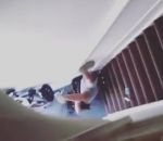 femme escalier Une locataire Airbnb poussé dans l'escalier par le propriétaire (Amsterdam)