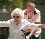 grand-mere Glorious, Macklemore fête les 100 ans de sa grand-mère