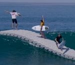 surfeur Un ponton flottant pour les surfeurs