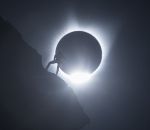 soleil Un Alpiniste devant l'éclipse