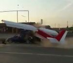 voiture route Crash d'un avion décollant depuis une route