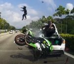 moto Deux hommes sur une moto percutent une voiture