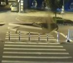 chute scooter Un scooteriste distrait par son téléphone tombe dans une doline