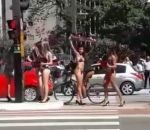 distrait Un automobiliste distrait par des filles en bikini
