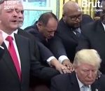 priere Donald Trump prie avec des leaders spirituels