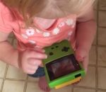 jeu-video ecran Petite fille vs Game Boy