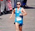 coureur Un marathonien le zizi à l'air (Košice)