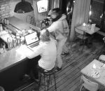 bar tabouret scooter Tentative de vol à l'arraché d'un ordinateur dans un restaurant (Londres)