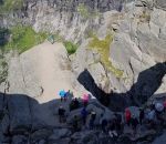 rocher Des randonneurs font la queue pour une photo sur un rocher