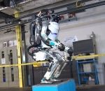 robot Le robot Atlas fait un salto arrière (Boston Dynamics)