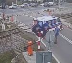 barriere train Une ambulance coincée sur un passage à niveau (Pologne)